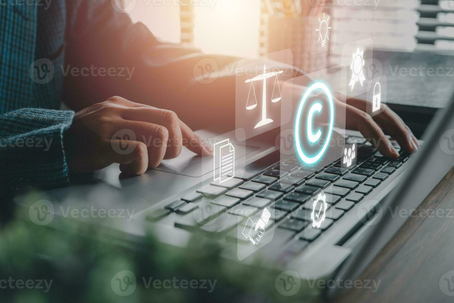 derechos de autor o patentar concepto, persona mano utilizando ordenador portátil computadora en escritorio con vr pantalla derechos de autor icono fondo, copyleft marca comercial licencia, creación propiedad en contra piratería delito. foto