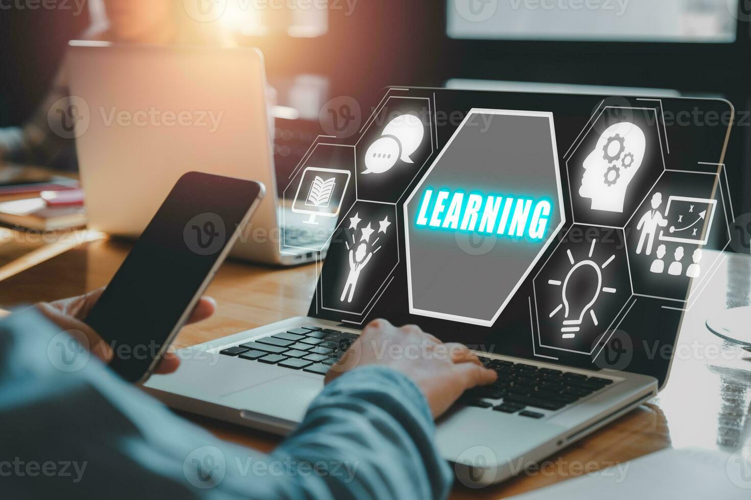 aprendizaje concepto, persona trabajando en ordenador portátil computadora con aprendizaje icono en virtual pantalla. foto
