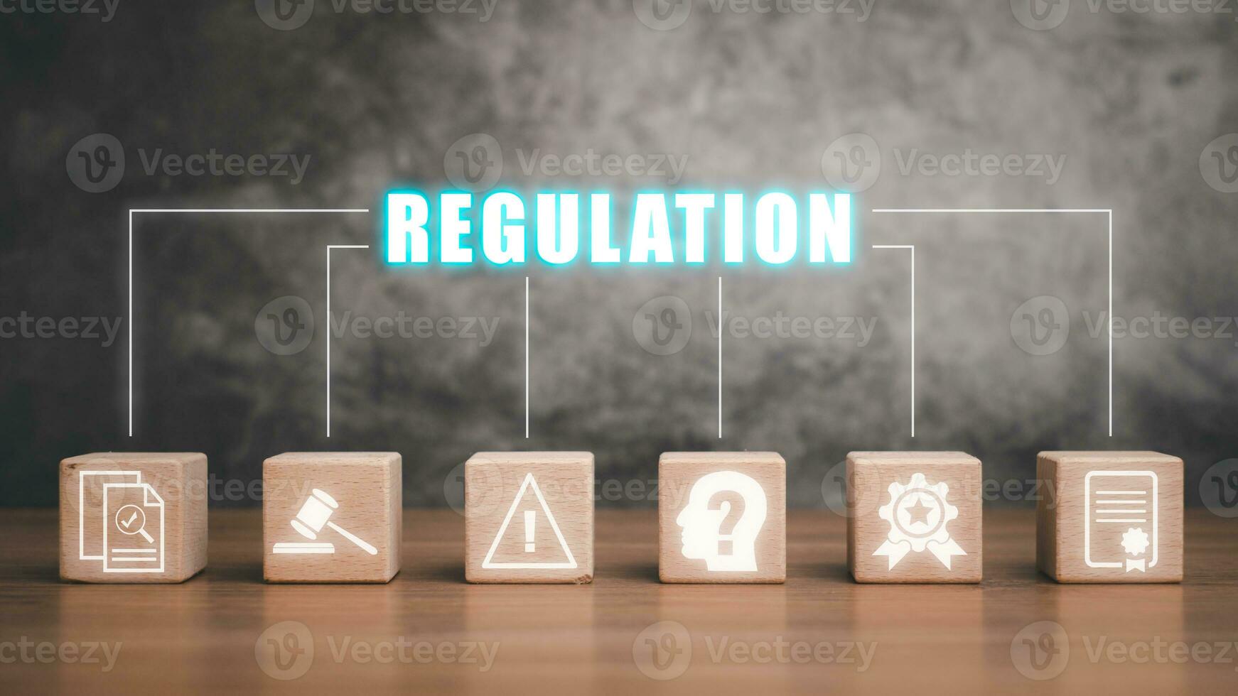 regulación concepto, de madera bloquear en escritorio con regulación icono en virtual pantalla, mazo, ordenador portátil y legal libro en blanco de madera mesa. foto