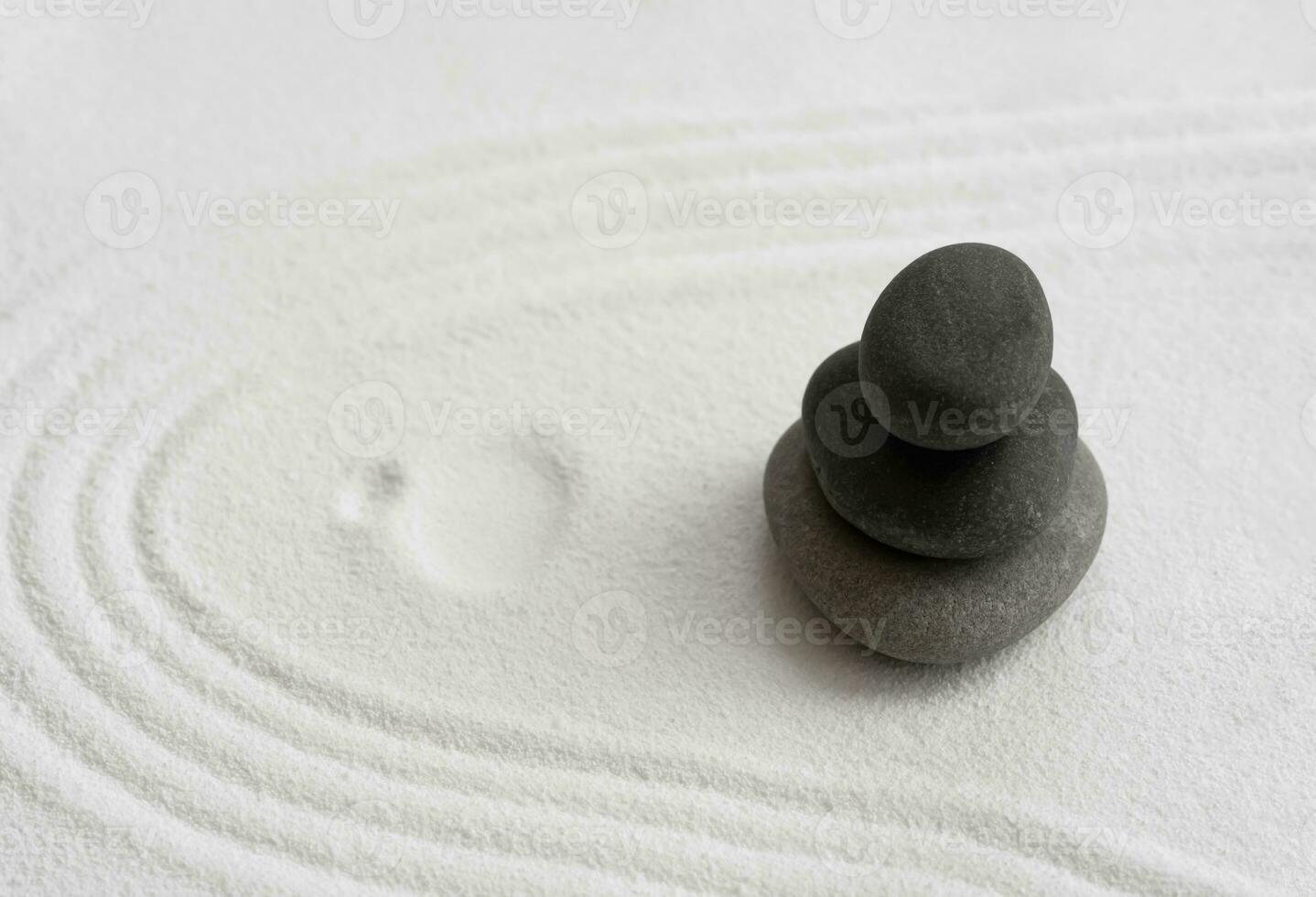 zen jardín con apilar Roca en blanco arena línea modelo en japonés orzuelo, rock mar Roca en arena textura con el ola paralelo líneas, spa terapia,pureza armonía y equilibrar ,meditación,zen me gusta concepto foto