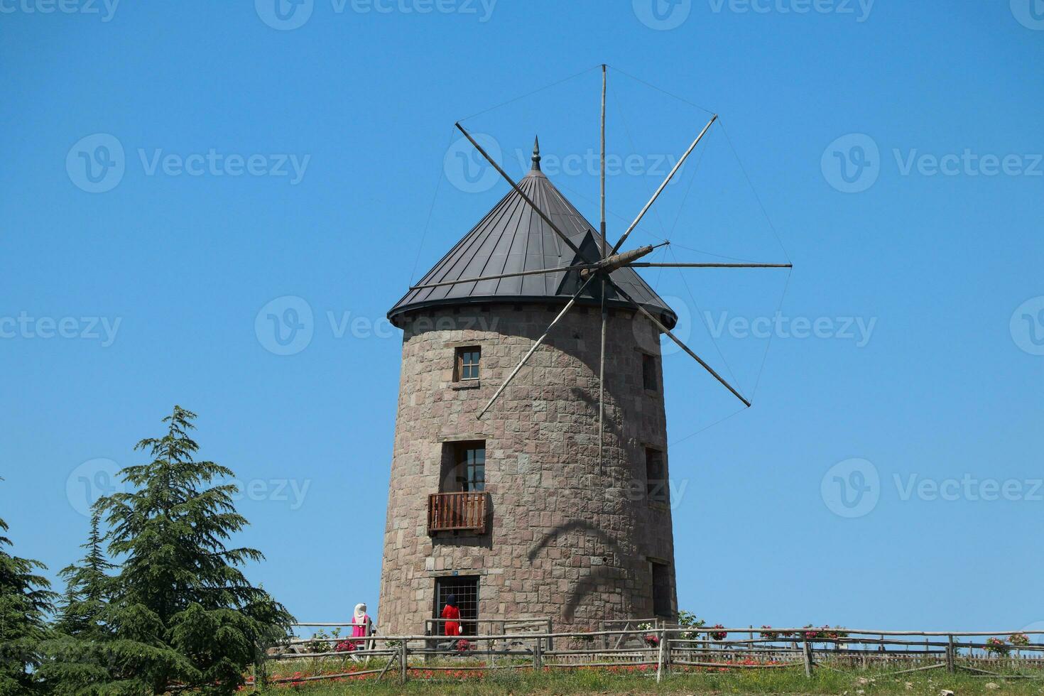 molino y azul cielo. foto de molino con cosechas