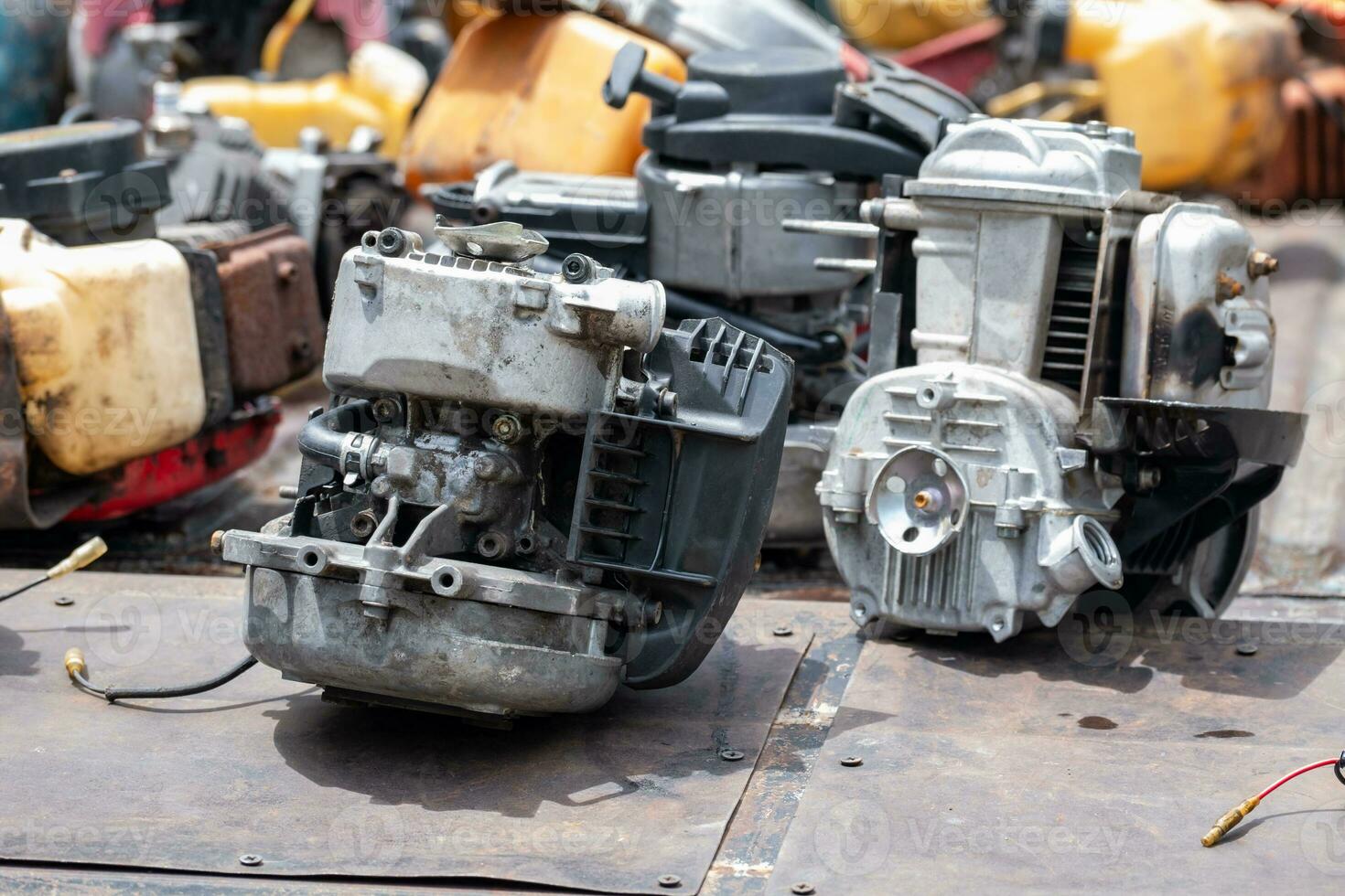 The engine of the old lawn mower is a household item, the small engine while being modified to repair the internal parts to be able to use normally photo