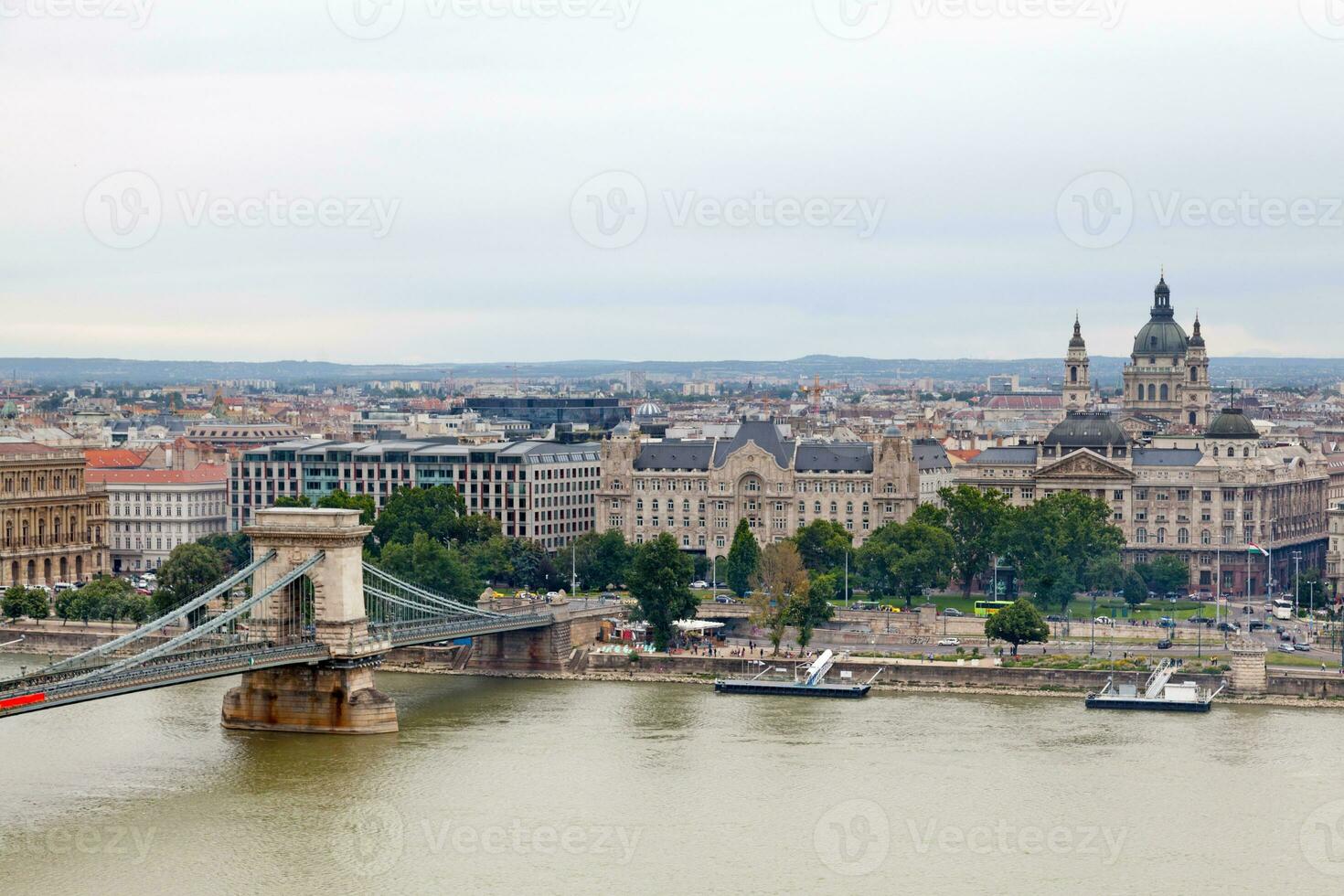 vista aérea de la vista del puente de las cadenas szechenyi en budapest foto