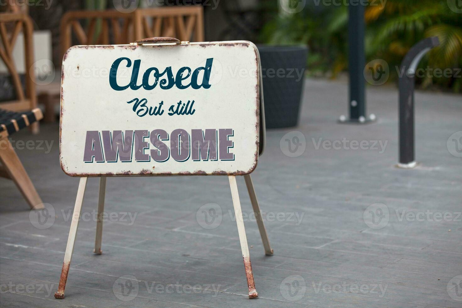 Outdoor closed sign photo