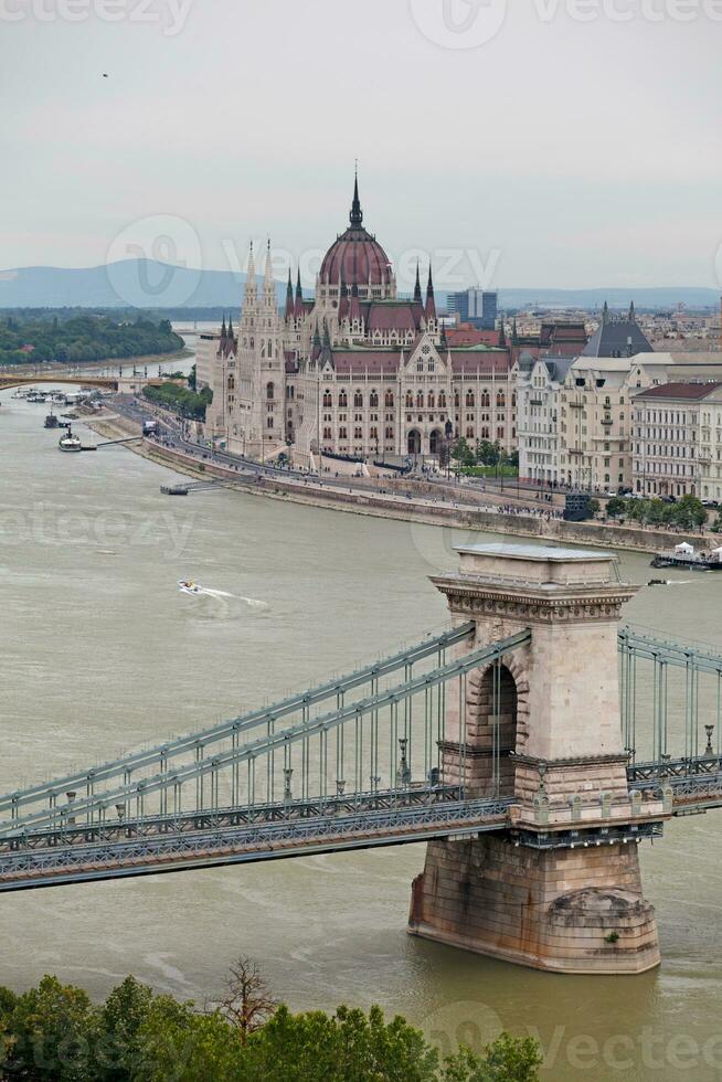 szechenyi cadena puente y el húngaro parlamento edificio en Budapest foto