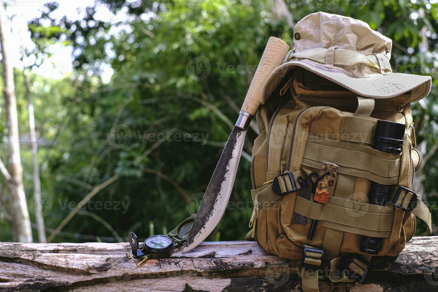 cuchillo mochila con equipo para supervivencia en el bosque en un antiguo  madera de madera 26334405 Foto de stock en Vecteezy