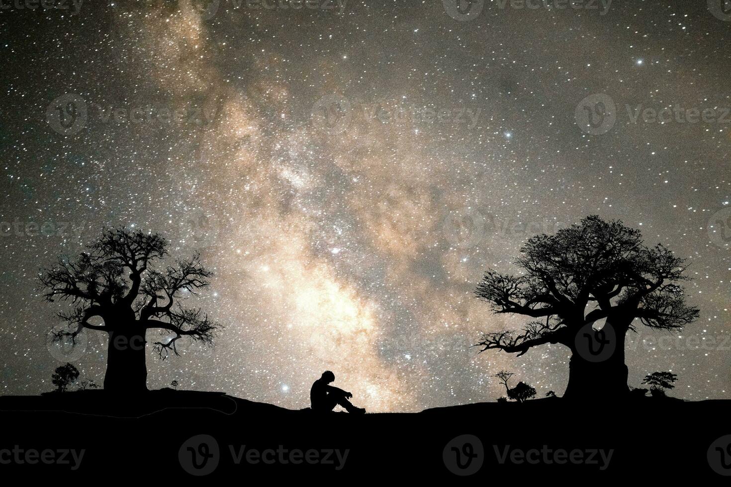 solitario hombre, desesperanzado, desconsolado a noche, el lechoso camino y el estrellas son hermosa. foto