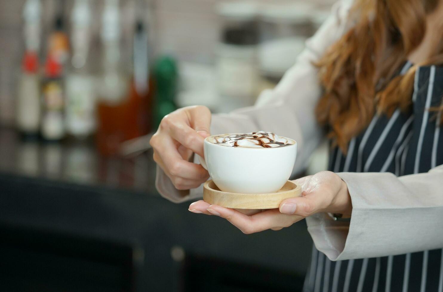 barista mano participación un taza de caliente café a servicio cliente foto