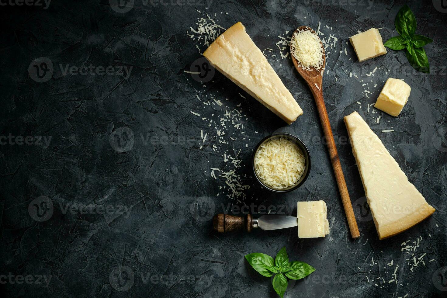 conjunto de difícil quesos con queso cuchillos en negro Roca antecedentes. parmesano. parte superior vista. gratis espacio para tu texto. foto