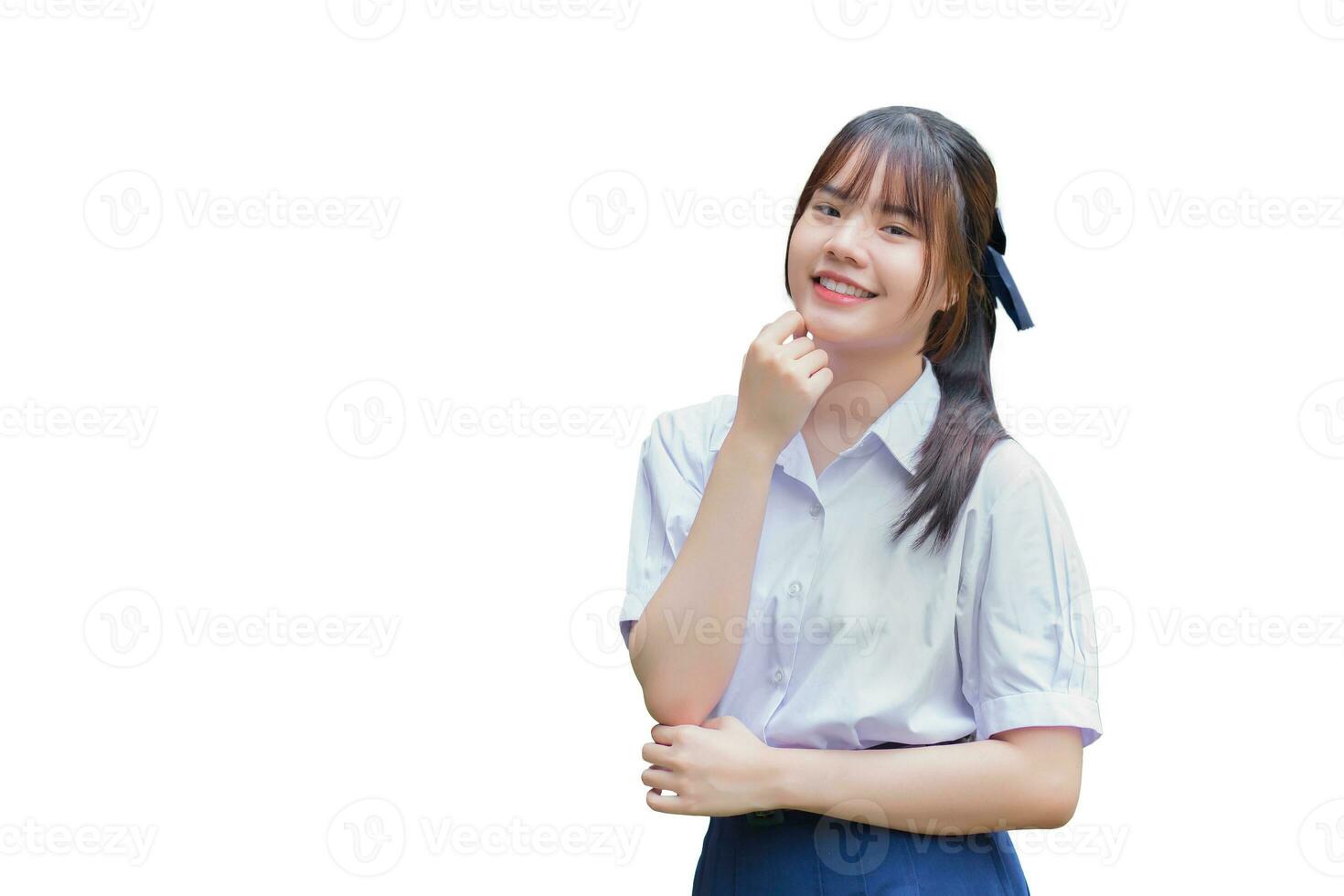 hermosa asiático alto colegio estudiante niña en el colegio uniforme con sonrisas con confianza mientras ella mira a el cámara felizmente mientras aislado en blanco antecedentes. foto