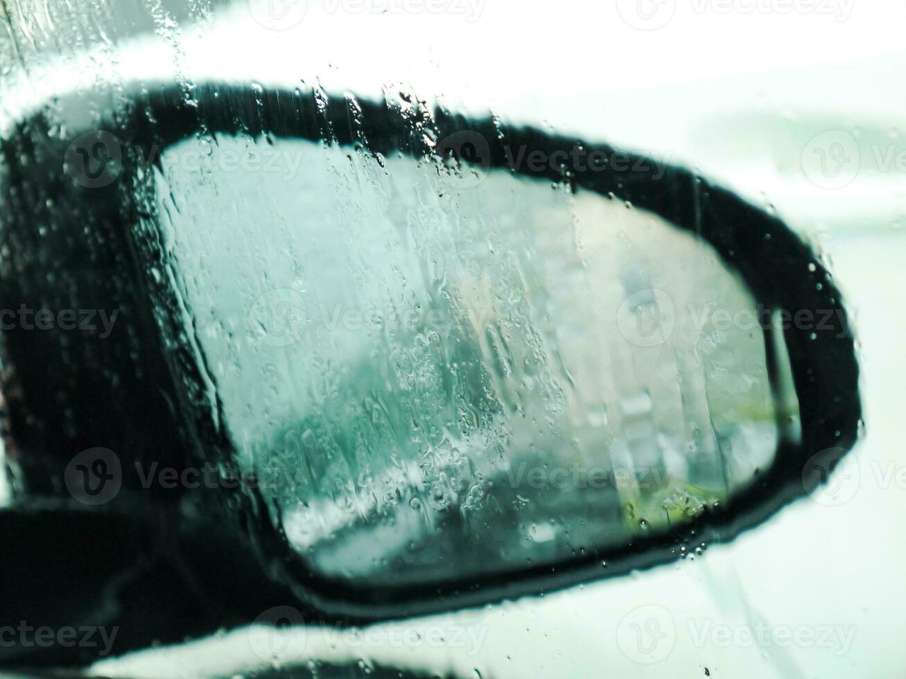 cerca arriba imagen de un coche espejo mediante el mojado ventana. foto