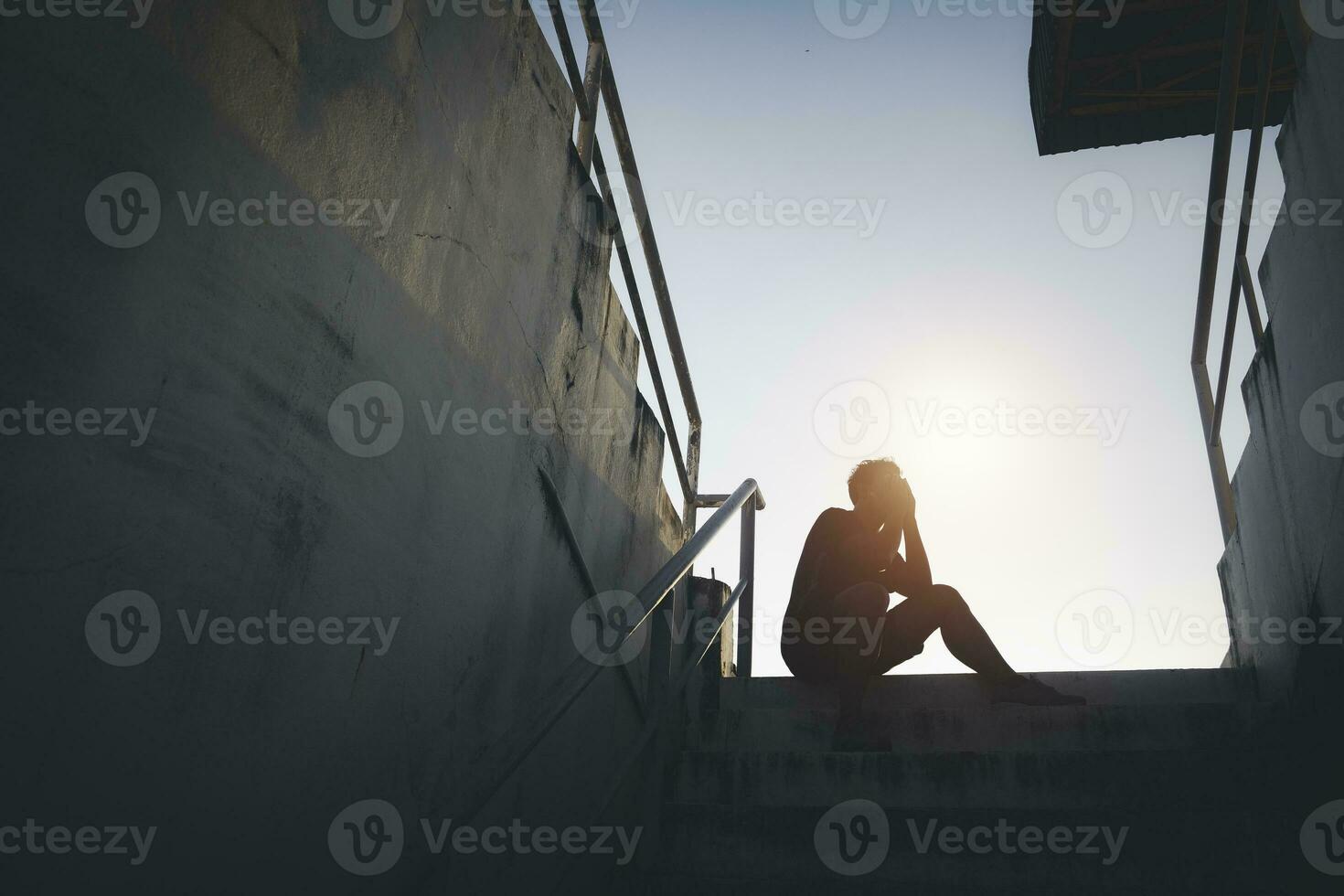 Silueta hombre triste fotos de stock, imágenes de Silueta hombre