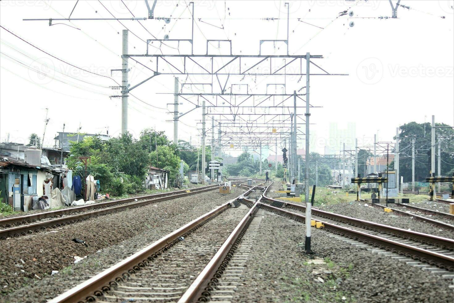 ferrocarril pistas en un soleado día foto