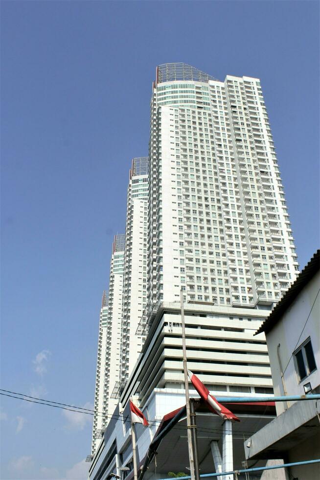 Jacarta, indonesia-18 junio 2023 edificio en el mar costa de Jacarta con un azul cielo como un antecedentes foto