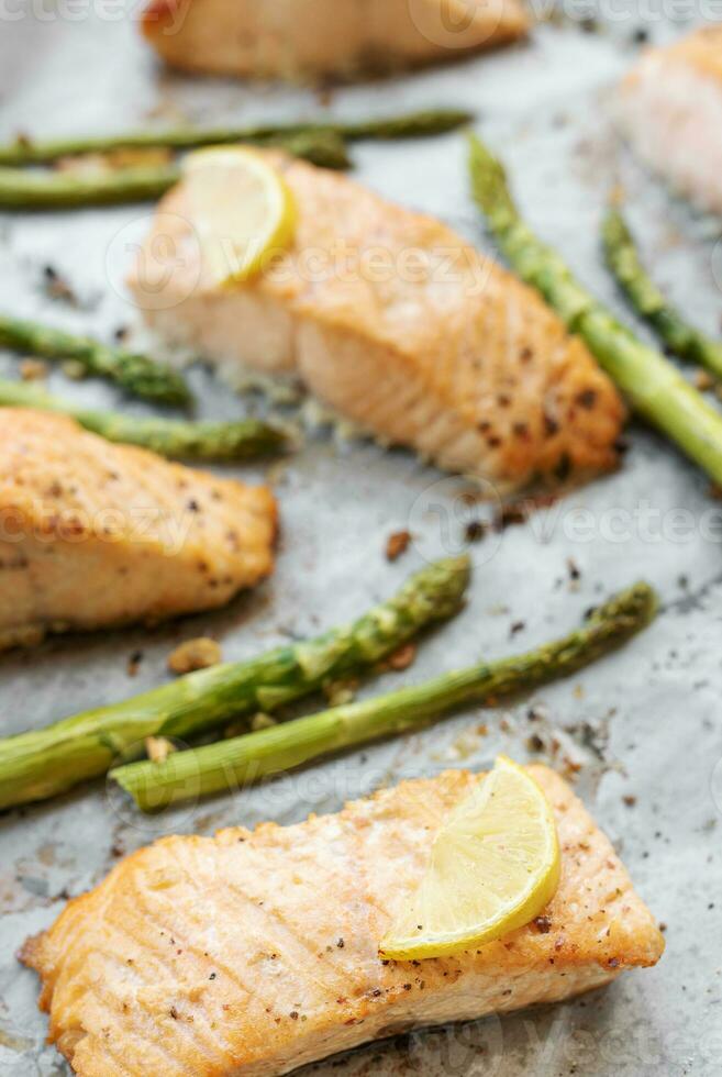 horneado delicioso salmón, verde espárragos y limón en pan foto