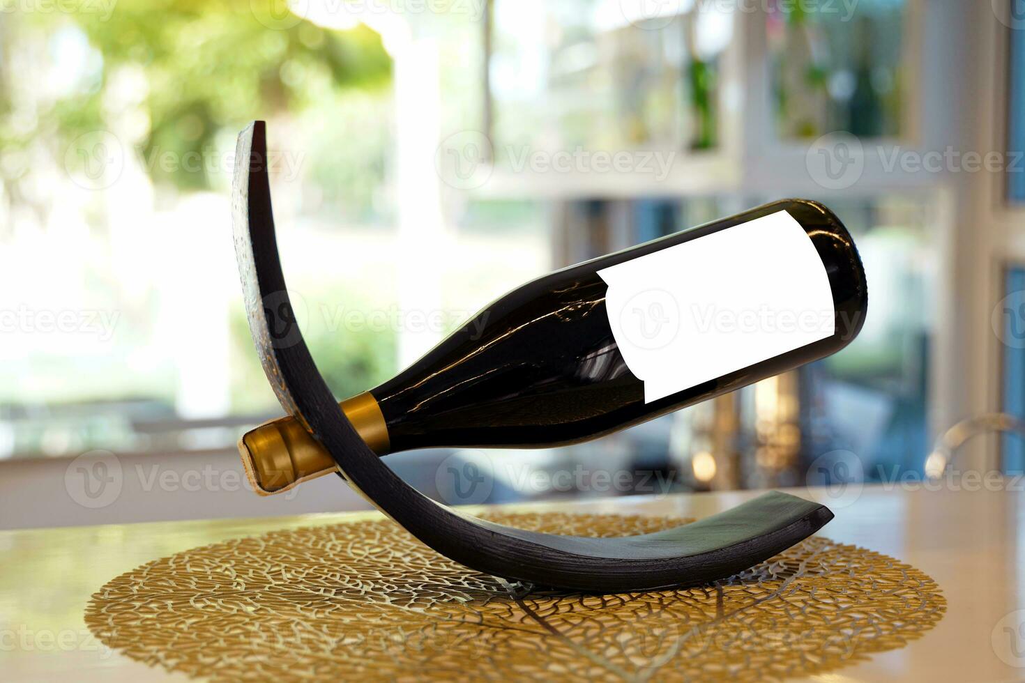 The wine bottle is plugged into the recess of the arch-shaped wooden wine bottle holder. The design uses the principles of physics balance. Wine bottles can be placed without falling over. photo