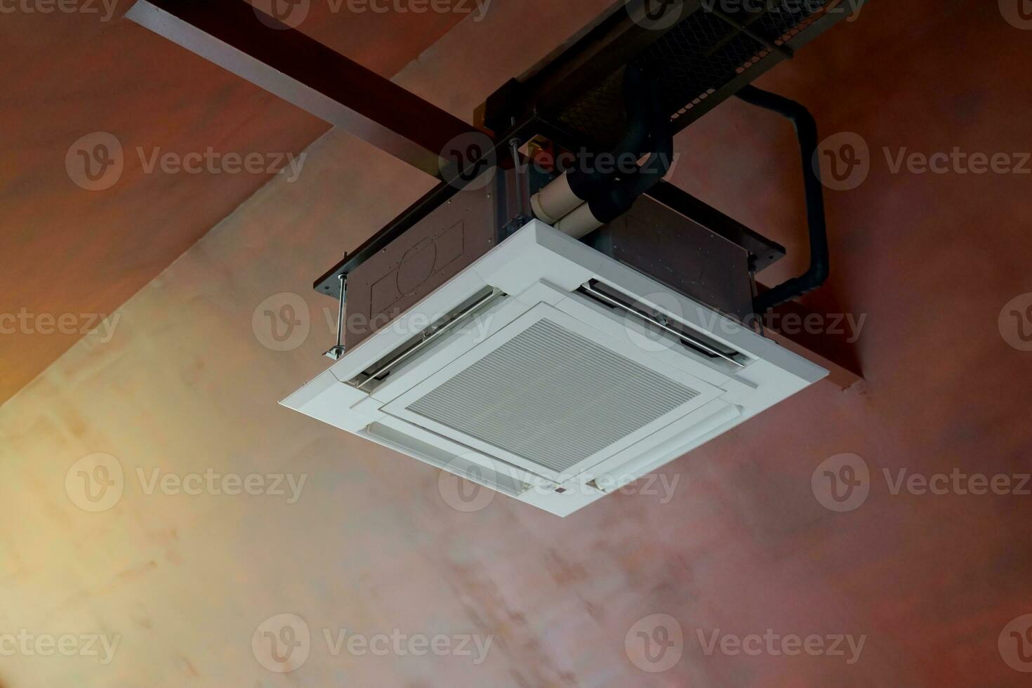 The ceiling air conditioner is a 4-way air conditioner that distributes coolness evenly, suitable for installation in a room with a wide area. save space Works quietly, easy to use, has an air filter. photo