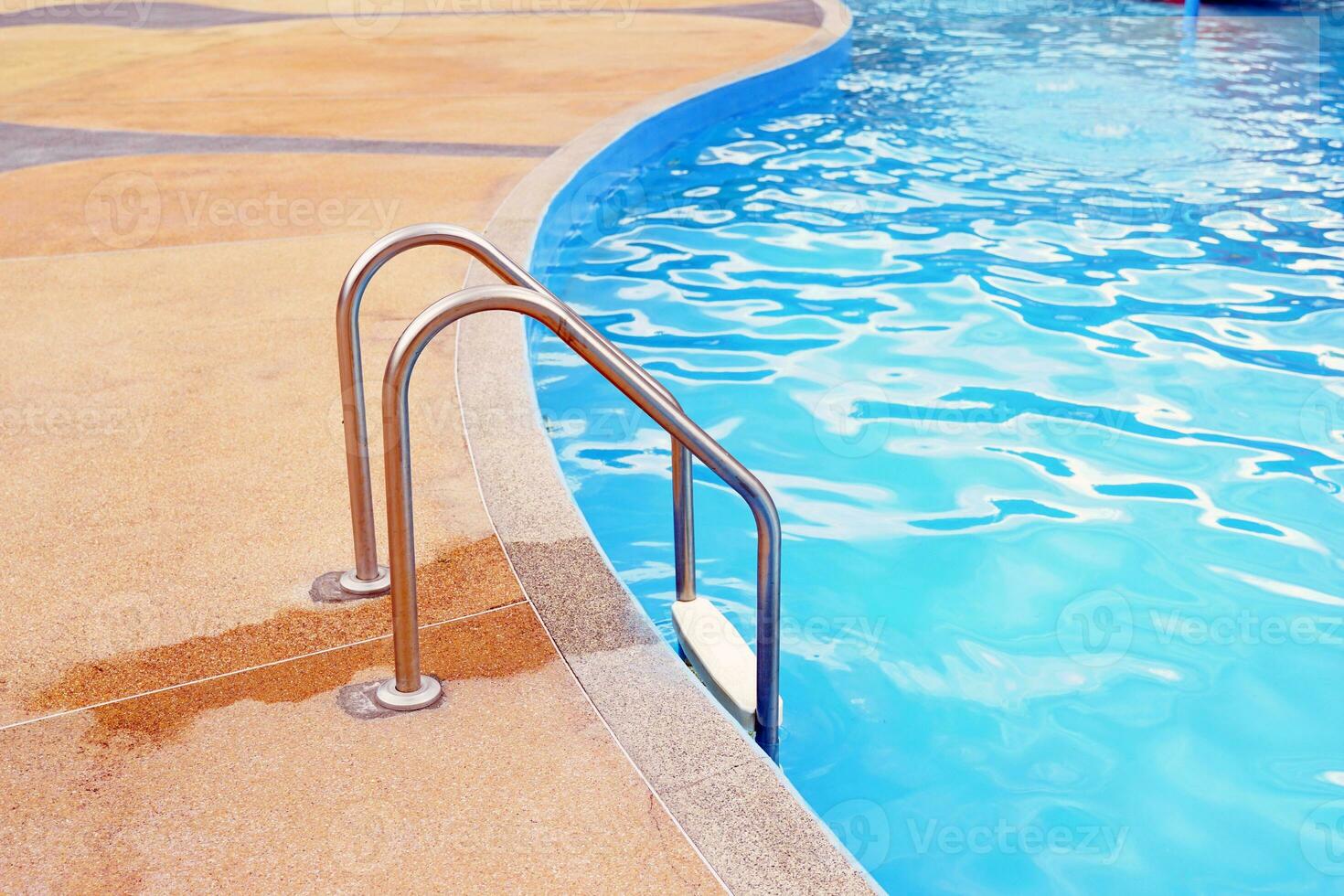 inoxidable acero nadando piscina barandilla es usado para participación arriba y abajo el nadando piscina para seguridad, fortaleza, hecho desde corrosión resistente materiales, no oxidado, no resbaladizo. foto