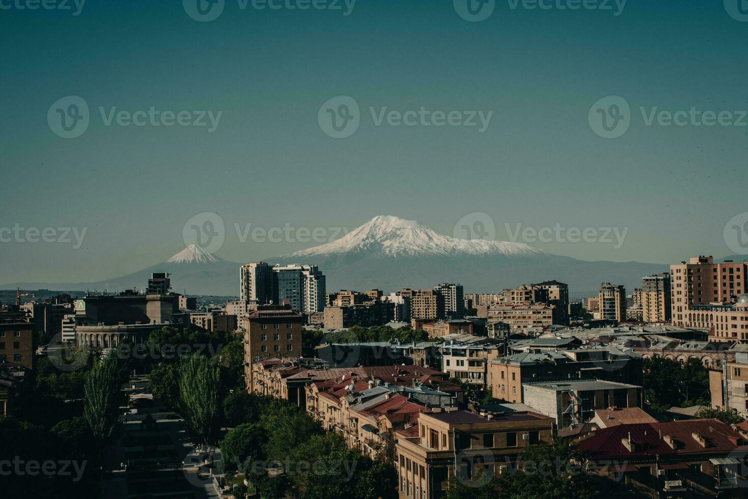 paisaje urbano con montaña ver en un día hora concepto foto. Ereván, capital de Armenia foto