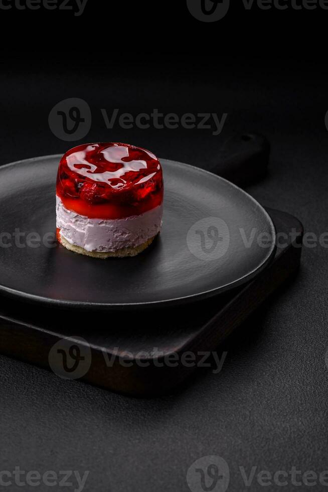 delicioso Fresco dulce tarta de queso pastel con bayas y rojo color jalea foto