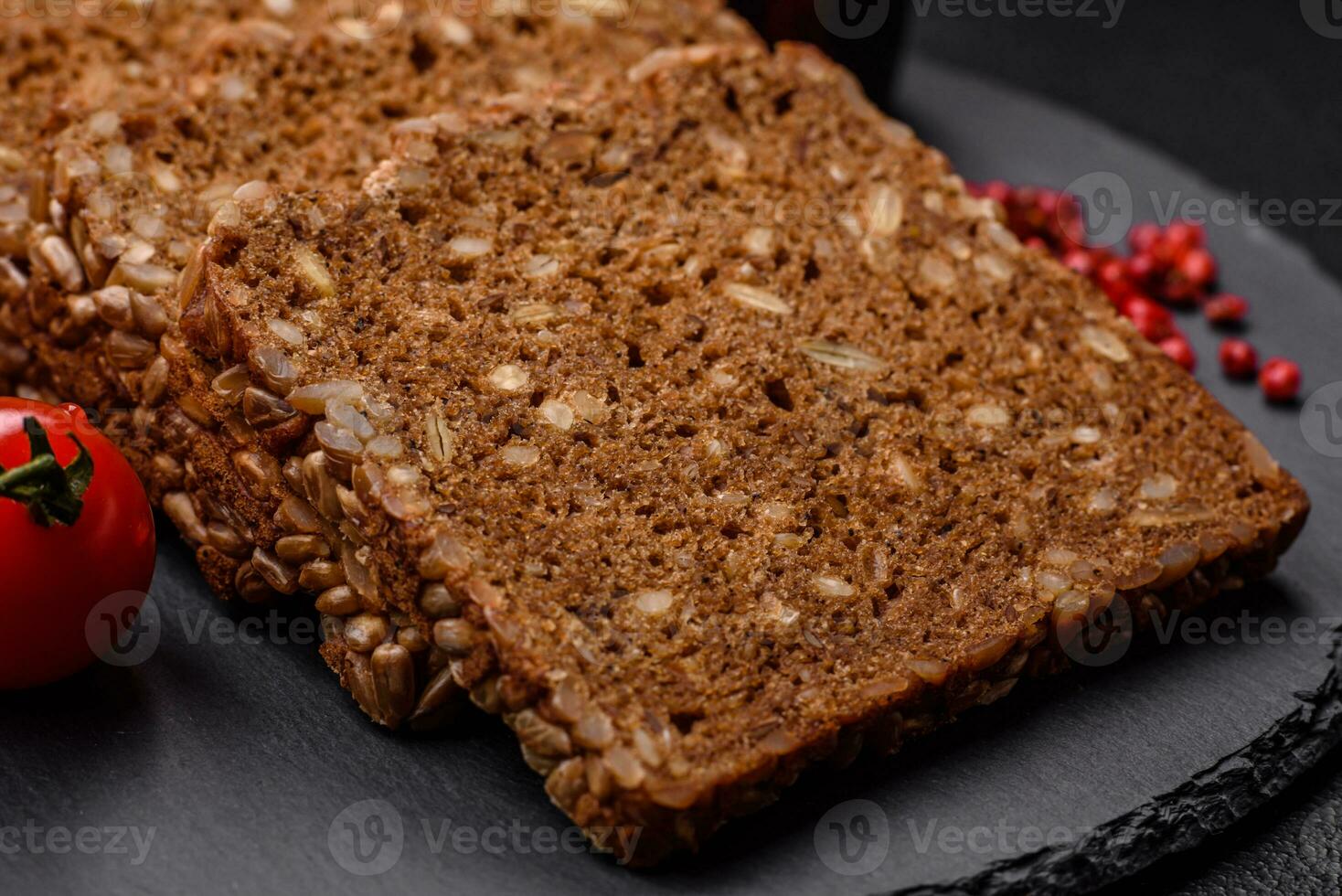 delicioso Fresco crujiente marrón un pan con semillas y granos cortar dentro rebanadas foto