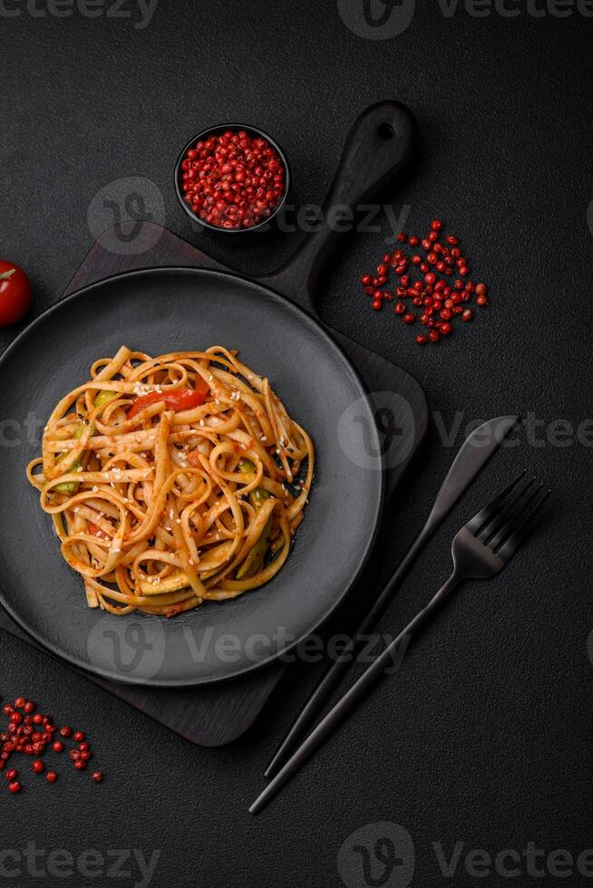 delicioso asiático udon plato con verduras, hongos, sal y especias foto