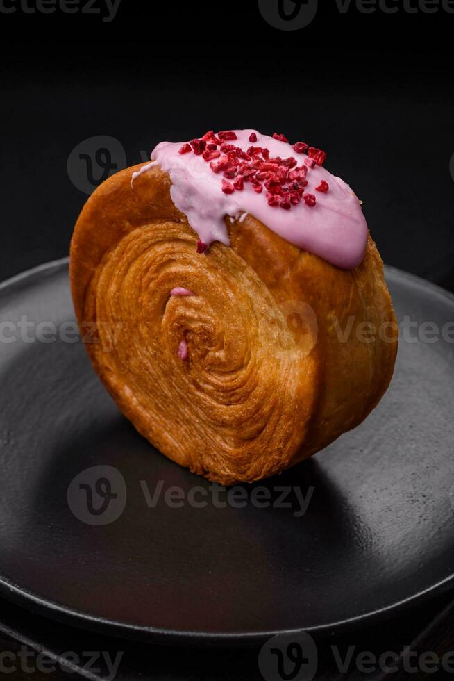 redondo soplo Pastelería cuerno con frambuesa relleno o nuevo York rodar foto