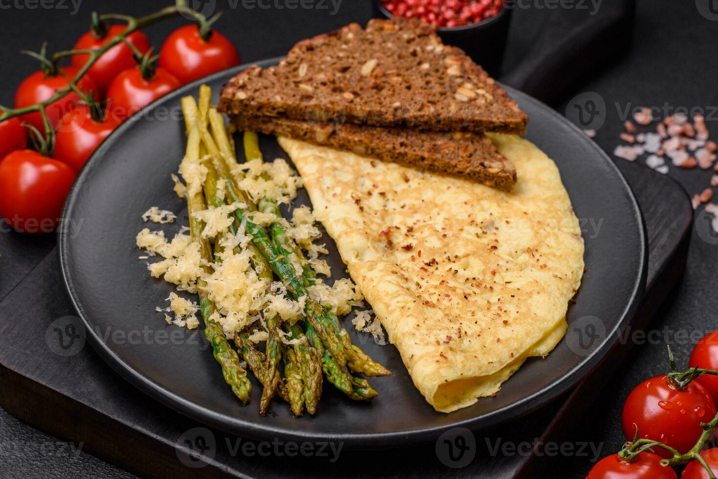 delicioso nutritivo desayuno consistente de espárragos, revuelto huevos, sal, especias y hierbas foto