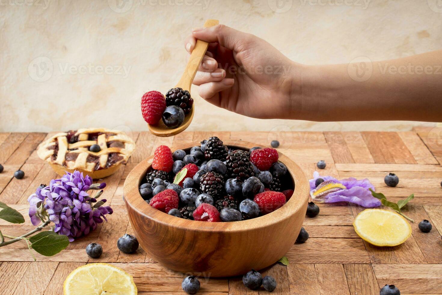 joven mujer comiendo delicioso baya mezcla foto