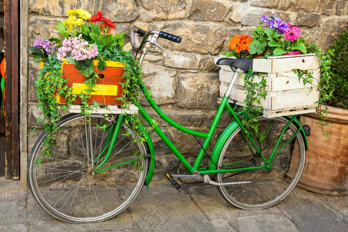 verde bicicleta decorado con flores estacionado en florencia foto