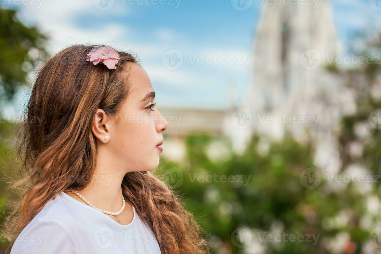 hermosa joven niña a el río bulevar en frente de el famoso gótico Iglesia de la ermita construido en 1602 en el ciudad de cali en Colombia foto