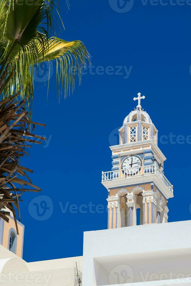 campana torre de el Santo Juan el bautista Iglesia en el ciudad de fira en el isla de santorini foto