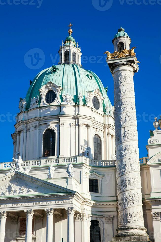 Santo Charles Iglesia situado en el sur lado de karlsplatz en viena construido en 1737 foto