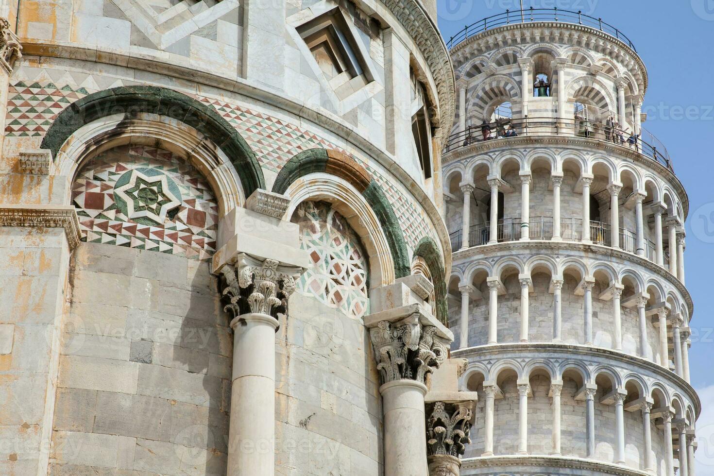 primacial metropolitano catedral de el suposición de María y el propensión torre de Pisa foto