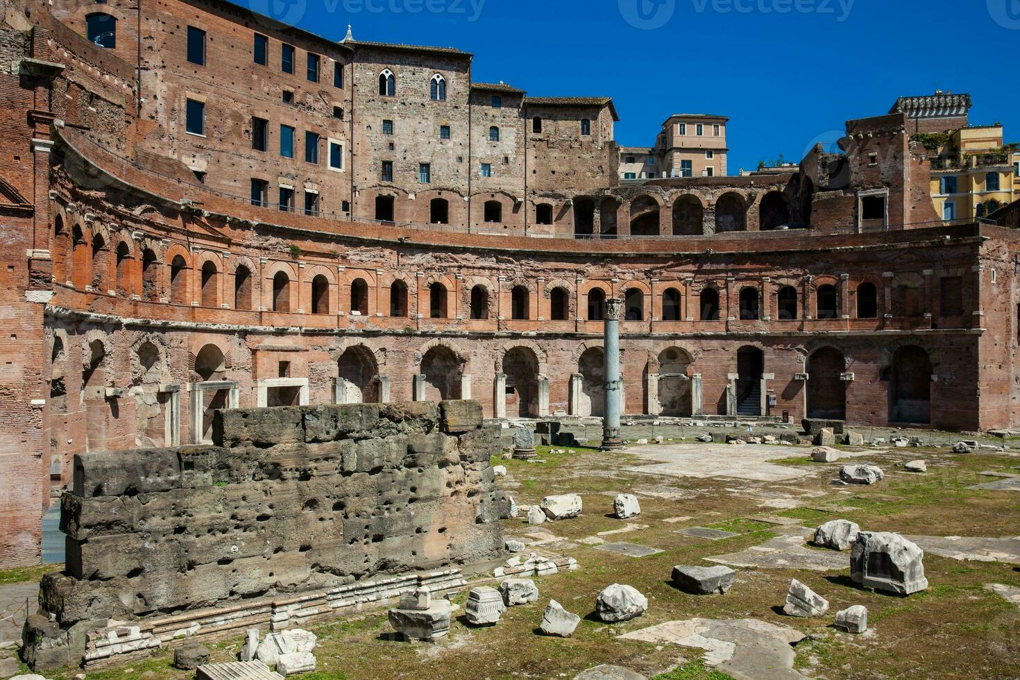 antiguo restos de el mercado de trajano pensamiento a ser el más antiguo compras centro comercial de el mundo construido en en 100-110 anuncio en el ciudad de Roma foto