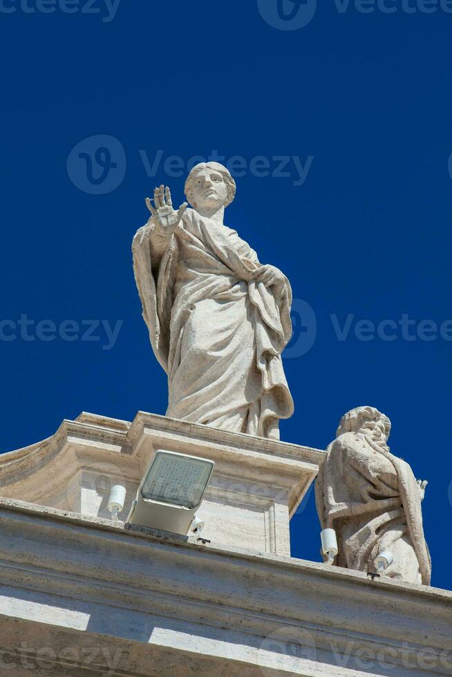 detalle de el estatuas de santos ese corona el columnatas de S t. pedro cuadrado construido en 1667 en el Vaticano ciudad foto