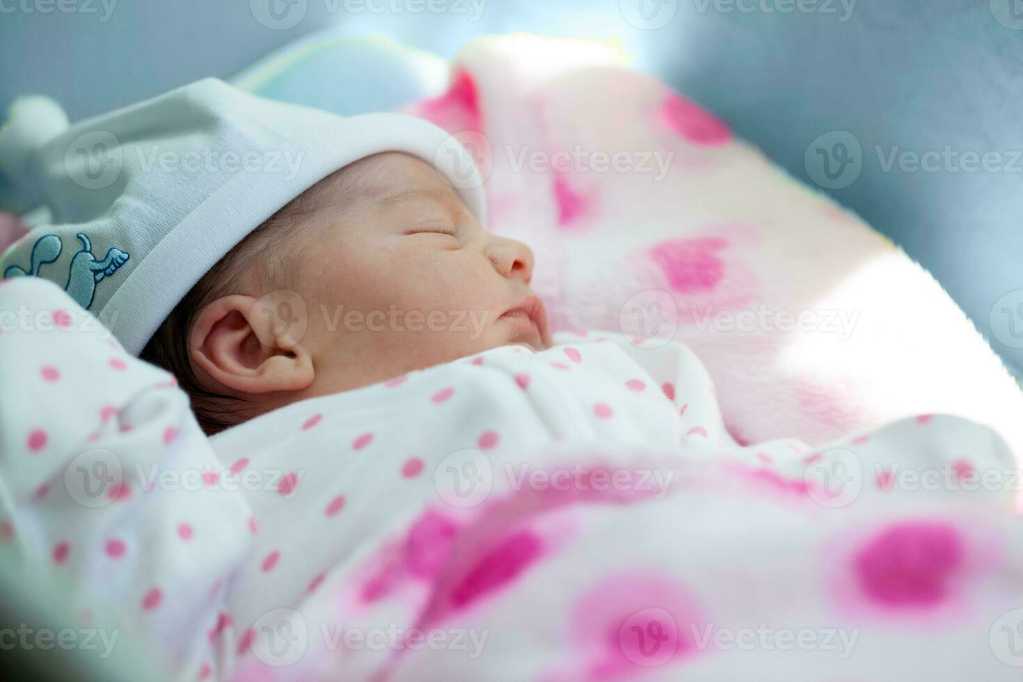 recién nacido niña en el hospital en el día de su nacimiento 26365569 Foto  de stock en Vecteezy