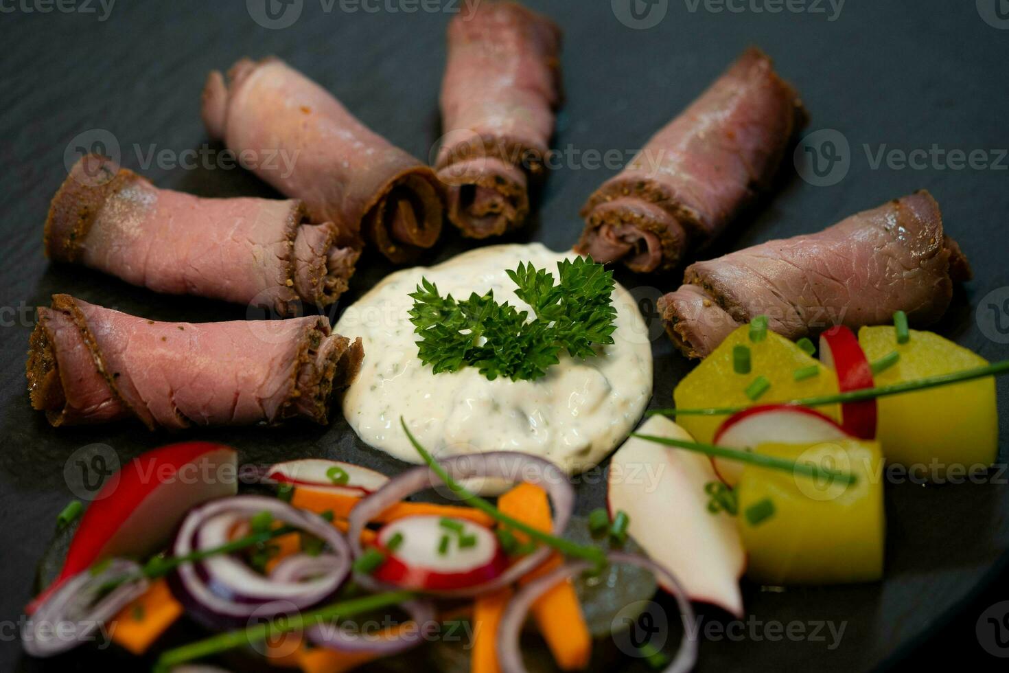 rosbif con patatas fritas y salsa remoulade foto