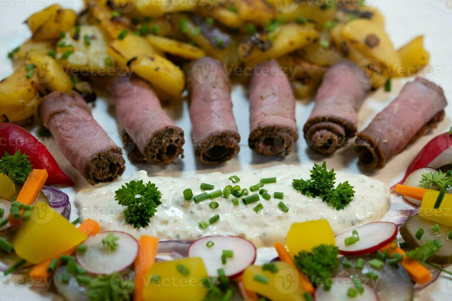 rosbif con patatas fritas y salsa remoulade foto