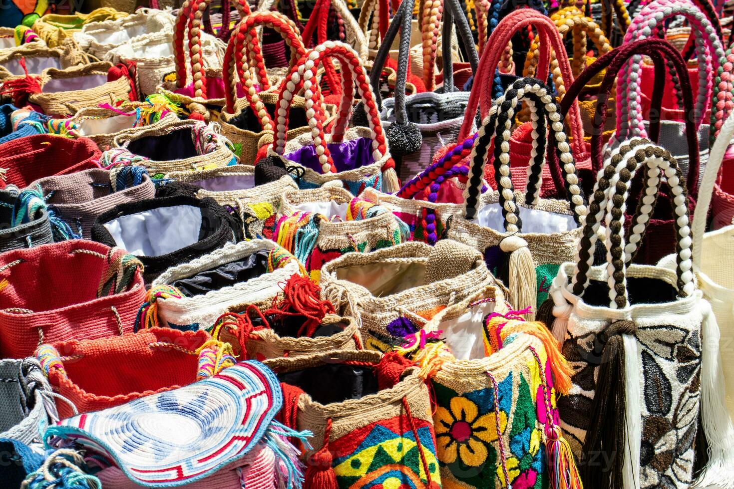 calle de venta en bogota de tradicional pantalones mano de punto por mujer de el wayuu comunidad en Colombia llamado mochilas foto