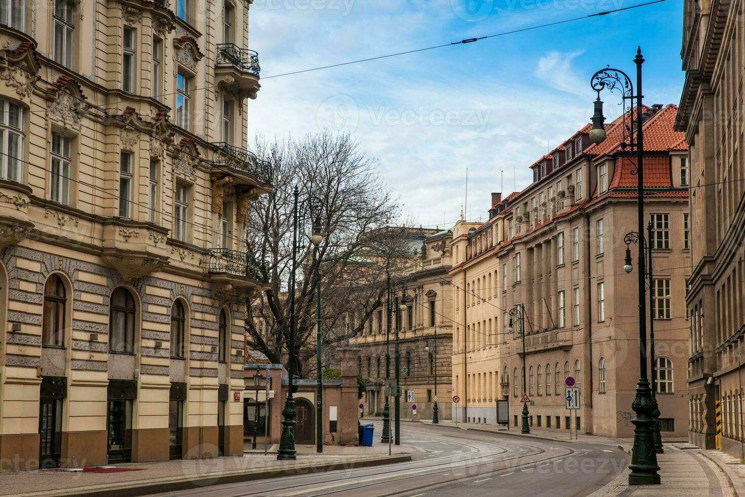 hermosa arquitectura de el edificios y calles a Praga antiguo pueblo foto