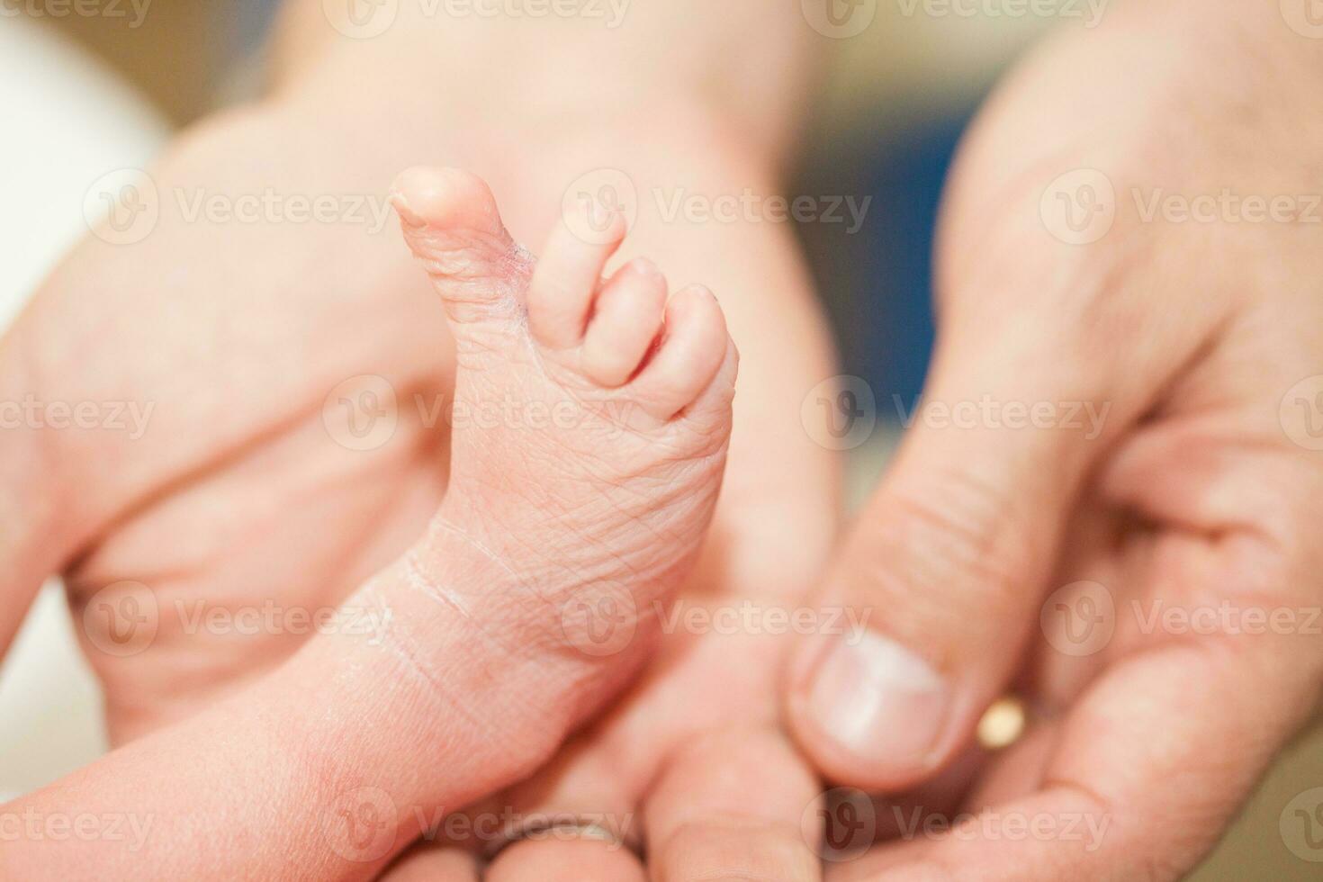 recién nacido niña en el hospital en el día de su nacimiento 26365569 Foto  de stock en Vecteezy