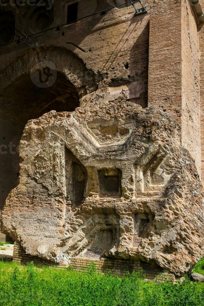 detalle de el paredes de el basílica de maxencio y Constantino en el romano foro en Roma foto