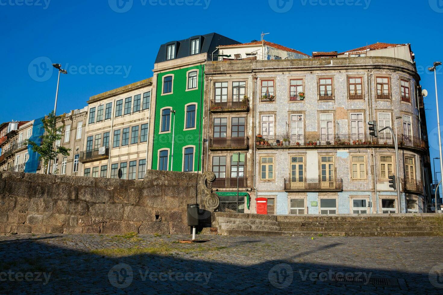 tradicional arquitectura de el antiguo edificios a antiguo ciudad de porto foto