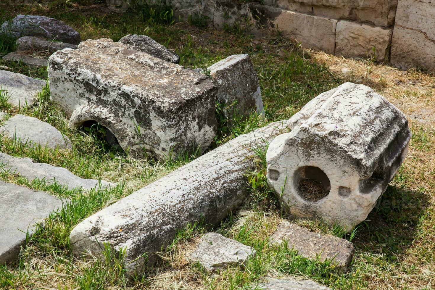 detalle de el antiguo restos a el romano ágora situado a el norte de el acrópolis en Atenas foto