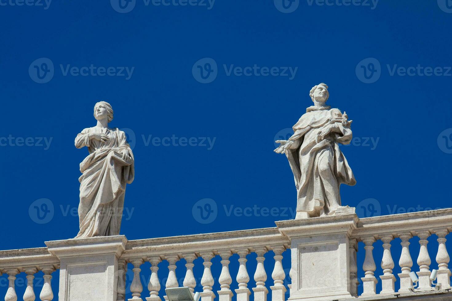 detalle de el estatuas de santos ese corona el columnatas de S t. pedro cuadrado construido en 1667 en el Vaticano ciudad foto