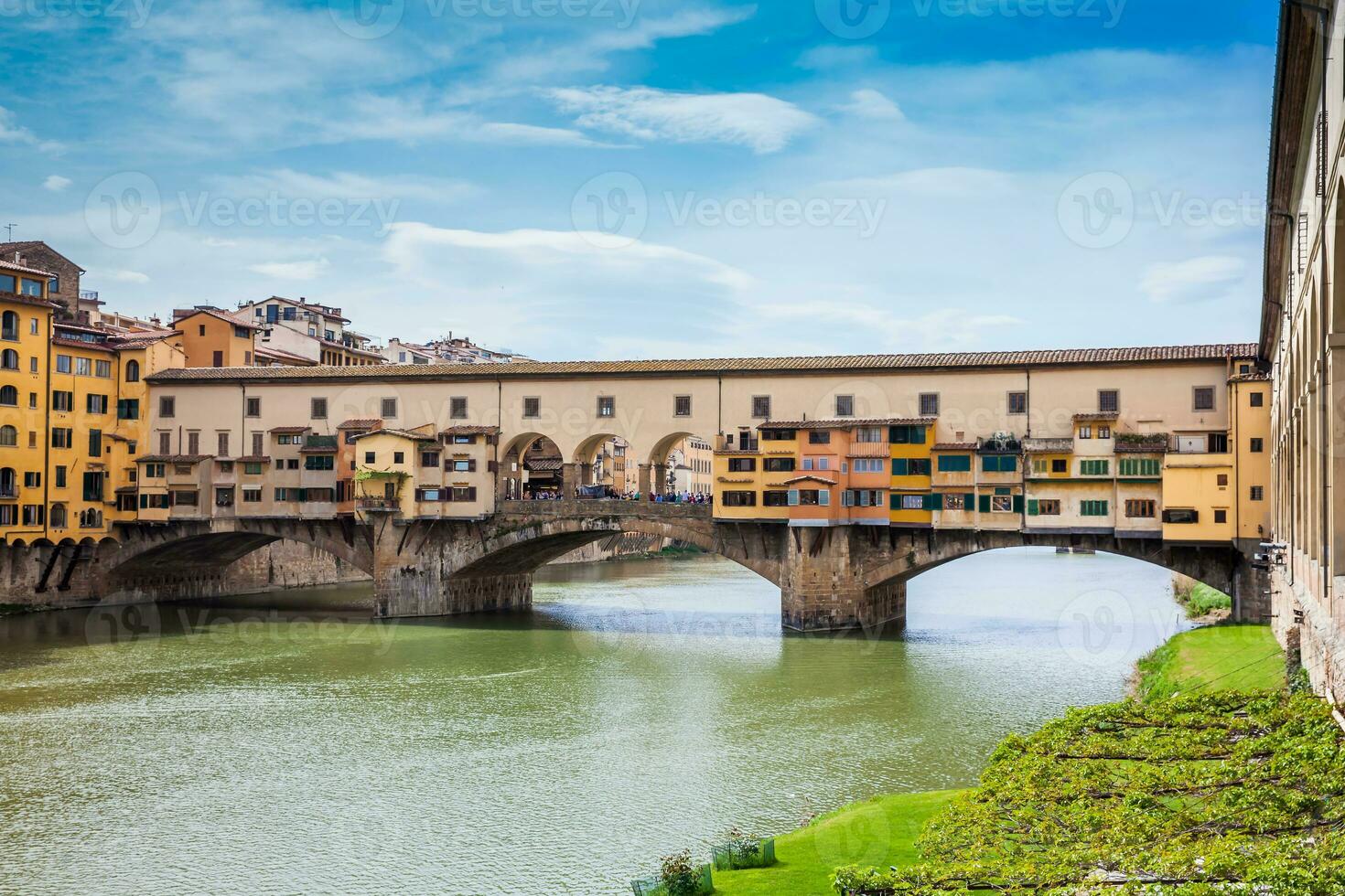 ponte vecchio un medieval Roca enjuta cerrada segmentario arco puente terminado el arno río en florencia foto