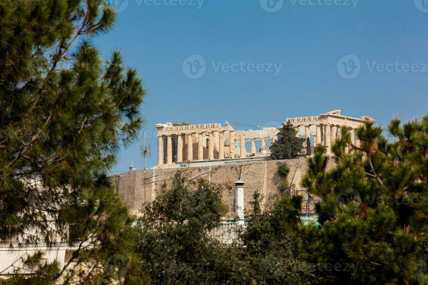 el antiguo acrópolis a Atenas ciudad centrar foto