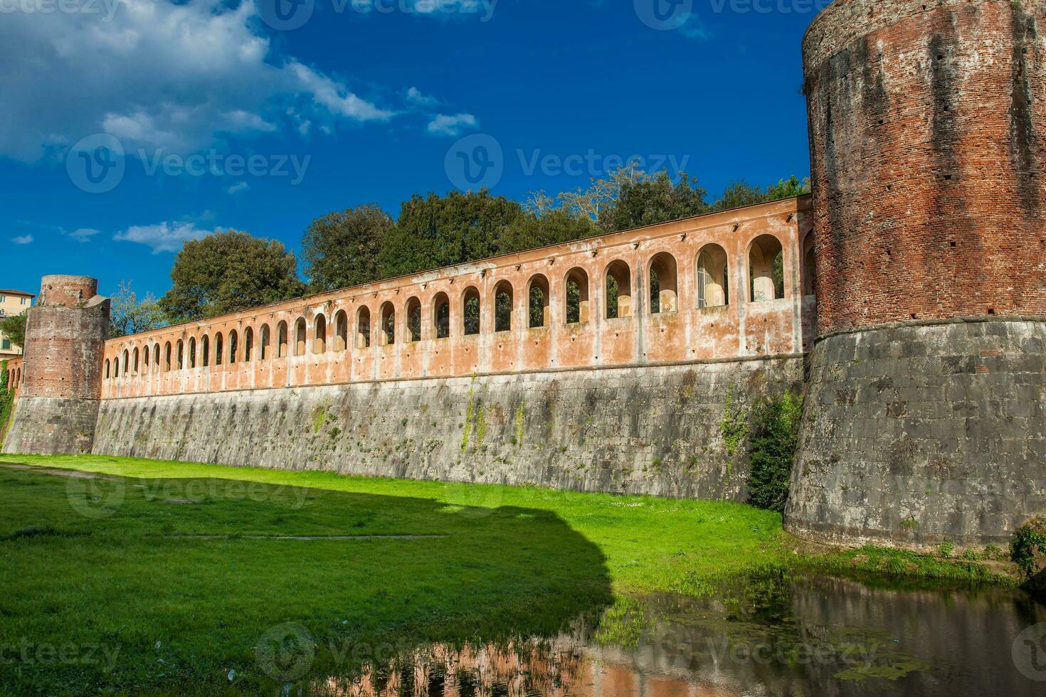 el cittadella Nuova además llamado giardino di escocés un histórico fortaleza desde el 14to siglo en Pisa foto