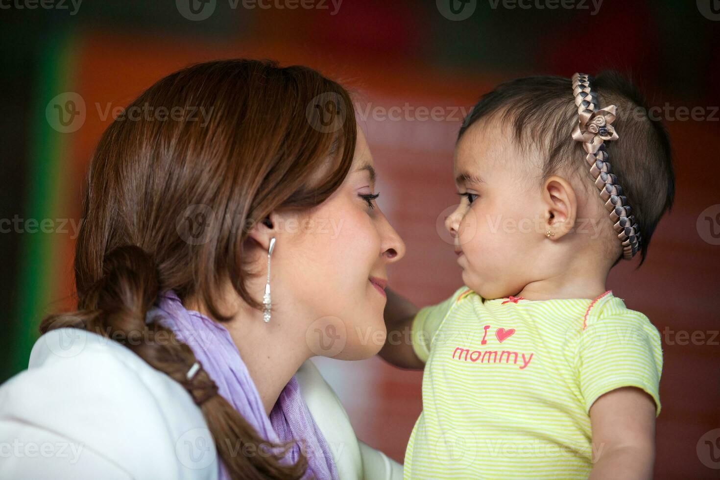 joven madre jugando con su bebé hija. temprano estímulo para niños pequeños concepto. foto